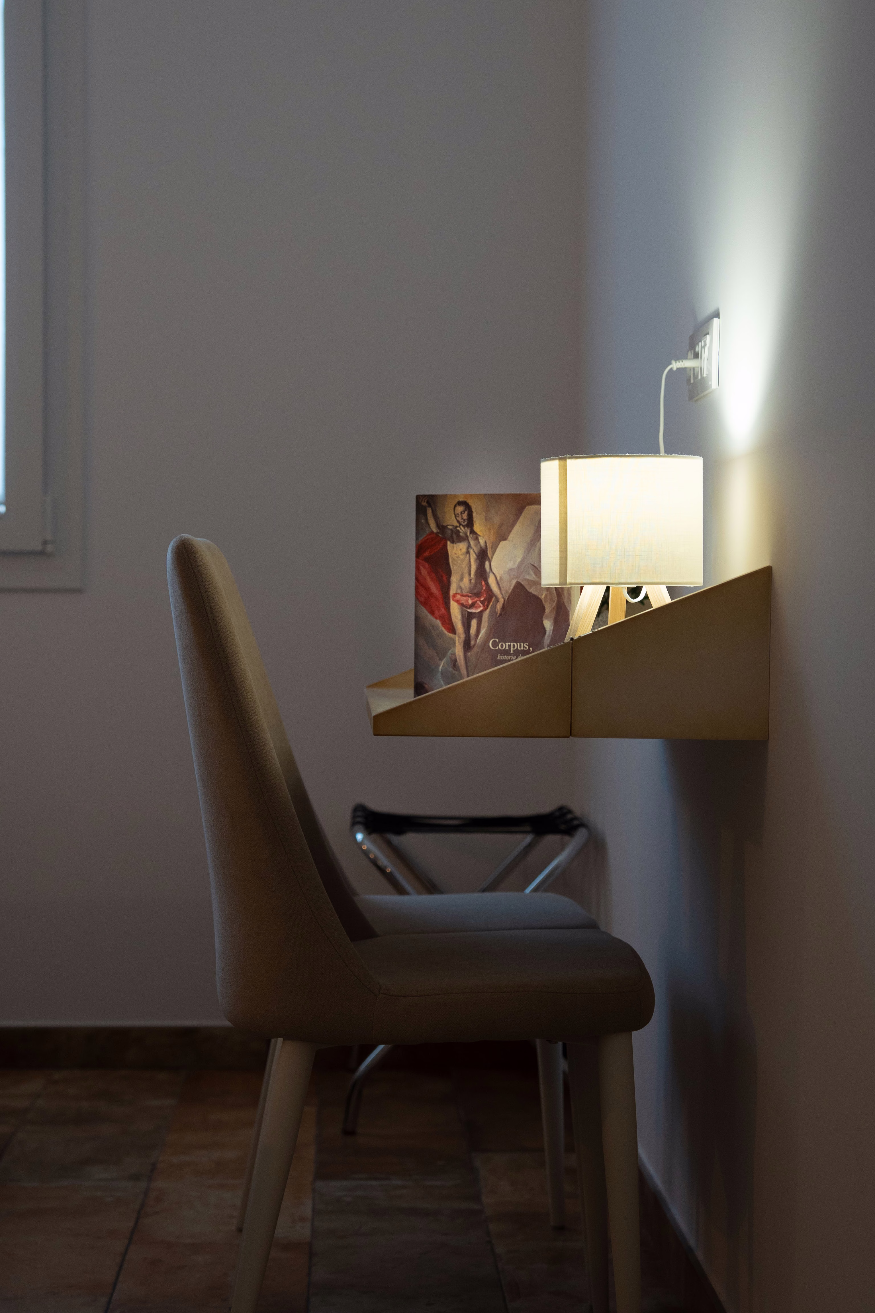 SULLA - Escritorio y luz ambiental.